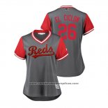 Camiseta Beisbol Mujer Cincinnati Reds Raisel Iglesias 2018 LLWS Players Weekend El Ciclon Gris