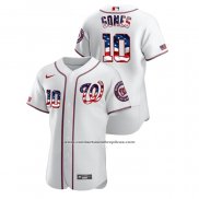 Camiseta Beisbol Hombre Washington Nationals Yan Gomes 2020 Stars & Stripes 4th of July Blanco