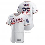 Camiseta Beisbol Hombre Minnesota Twins Miguel Sano 2020 Stars & Stripes 4th of July Blanco
