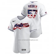 Camiseta Beisbol Hombre Cleveland Indians Shane Bieber 2020 Stars & Stripes 4th of July Blanco