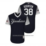 Camiseta Beisbol Hombre New York Yankees Shane Robinson 2018 LLWS Players Weekend Robinson Azul