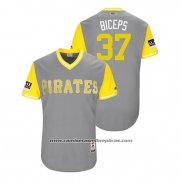 Camiseta Beisbol Hombre Pittsburgh Pirates Edgar Santana 2018 LLWS Players Weekend Biceps Gris